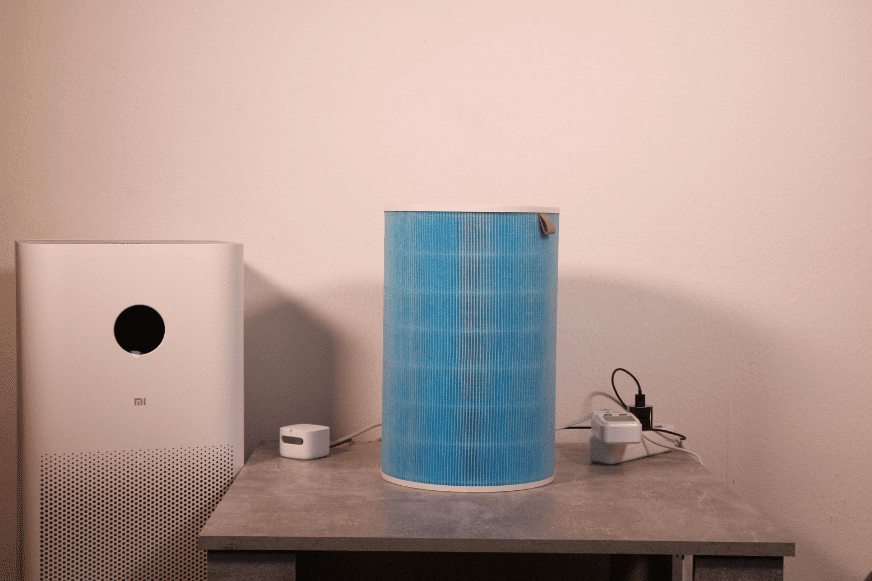 Die blaue walzenförmige Filtereinheit vom Xiaomi Mi Air Purifier Pro H Luftreiniger steht auf dem Tisch